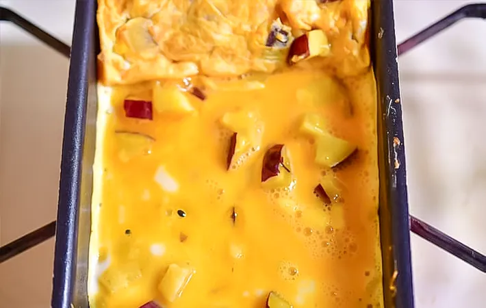 サツマイモの玉子焼きを焼いている写真（撮影：小泉明代）