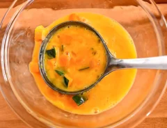 カボチャを混ぜた卵液の写真（撮影：小泉明代）