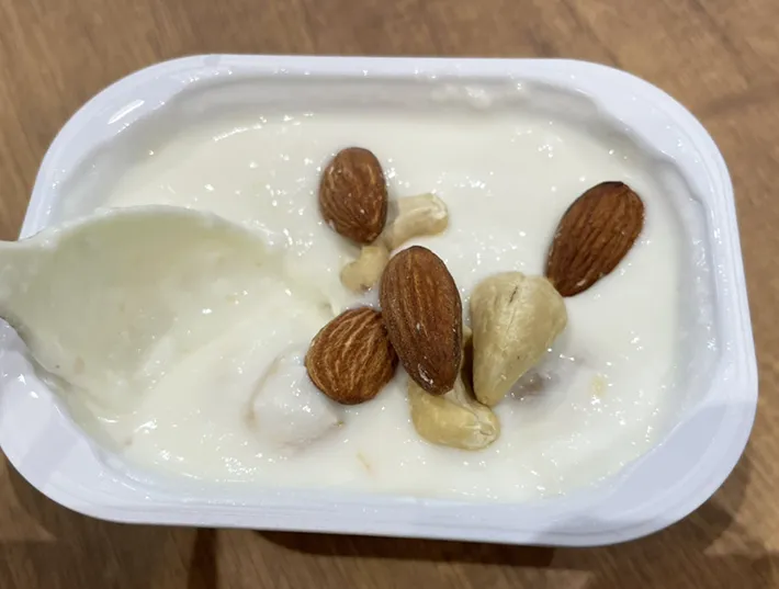 ヨーグルトにナッツを混ぜる写真（撮影：grape編集部）
