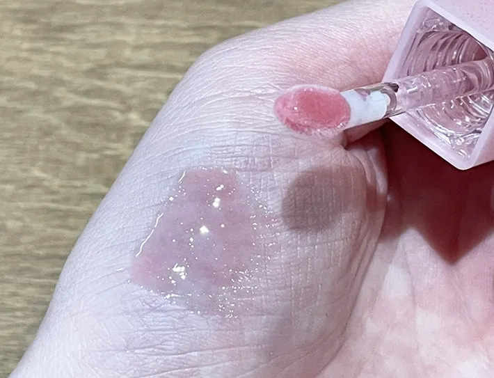 『リッププランパーグロス シャインピンク』を塗った写真（撮影：grape編集部）