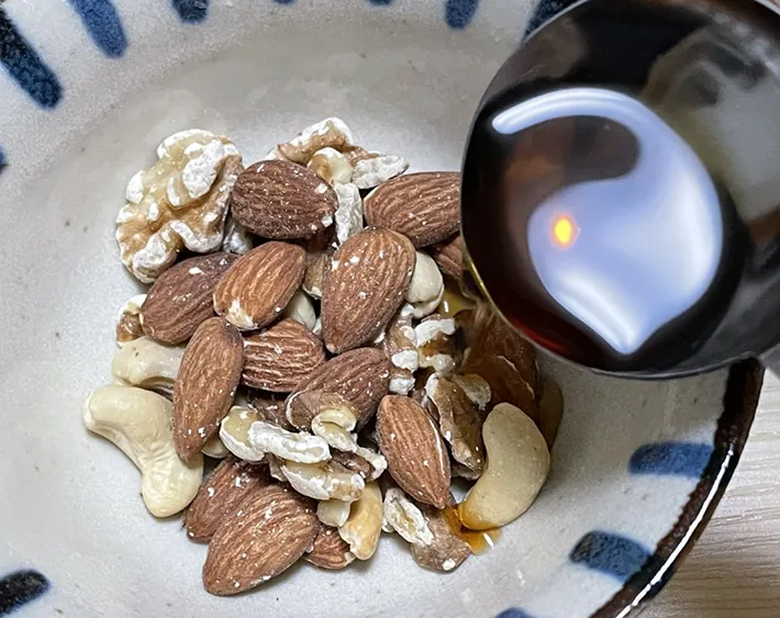 ミックスナッツに醤油をかける写真（撮影：grape編集部）