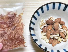 ミックスナッツとかつお節の写真（撮影：grape編集部）