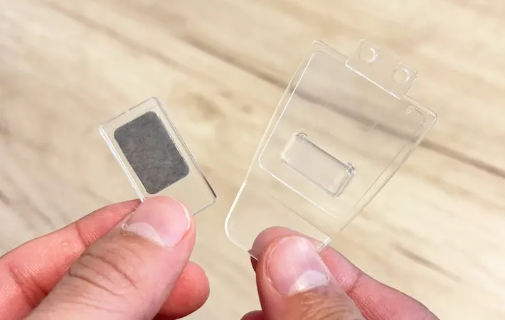 ダイソー『リモコンフック』の使用写真（撮影：キジカク）