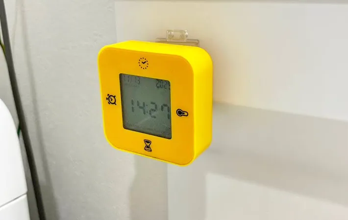 ダイソー『リモコンフック』の使用写真（撮影：キジカク）