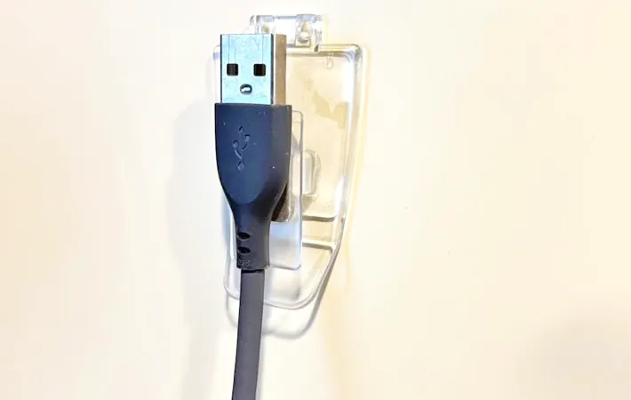 ダイソー『リモコンフック』の使用写真（撮影：キジカク）