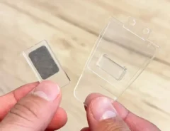 『くりぴたリモコンフック』を使う写真（撮影：キジカク）