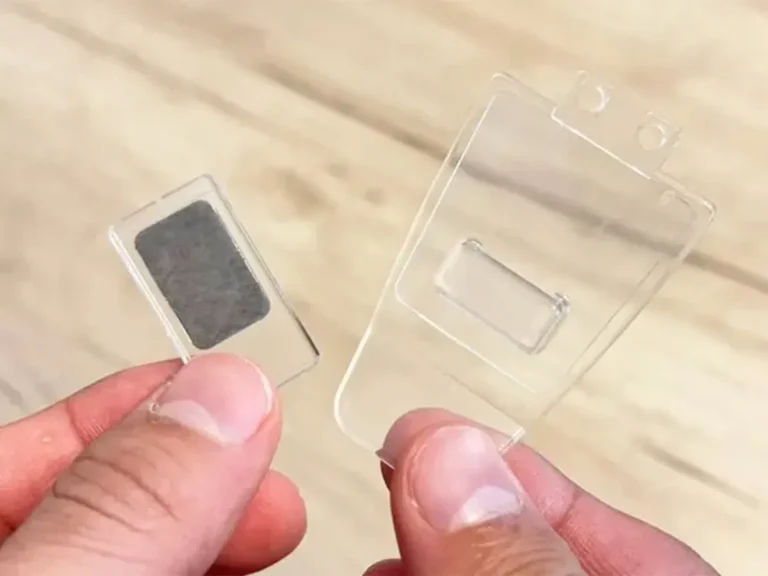 『くりぴたリモコンフック』を使う写真（撮影：キジカク）