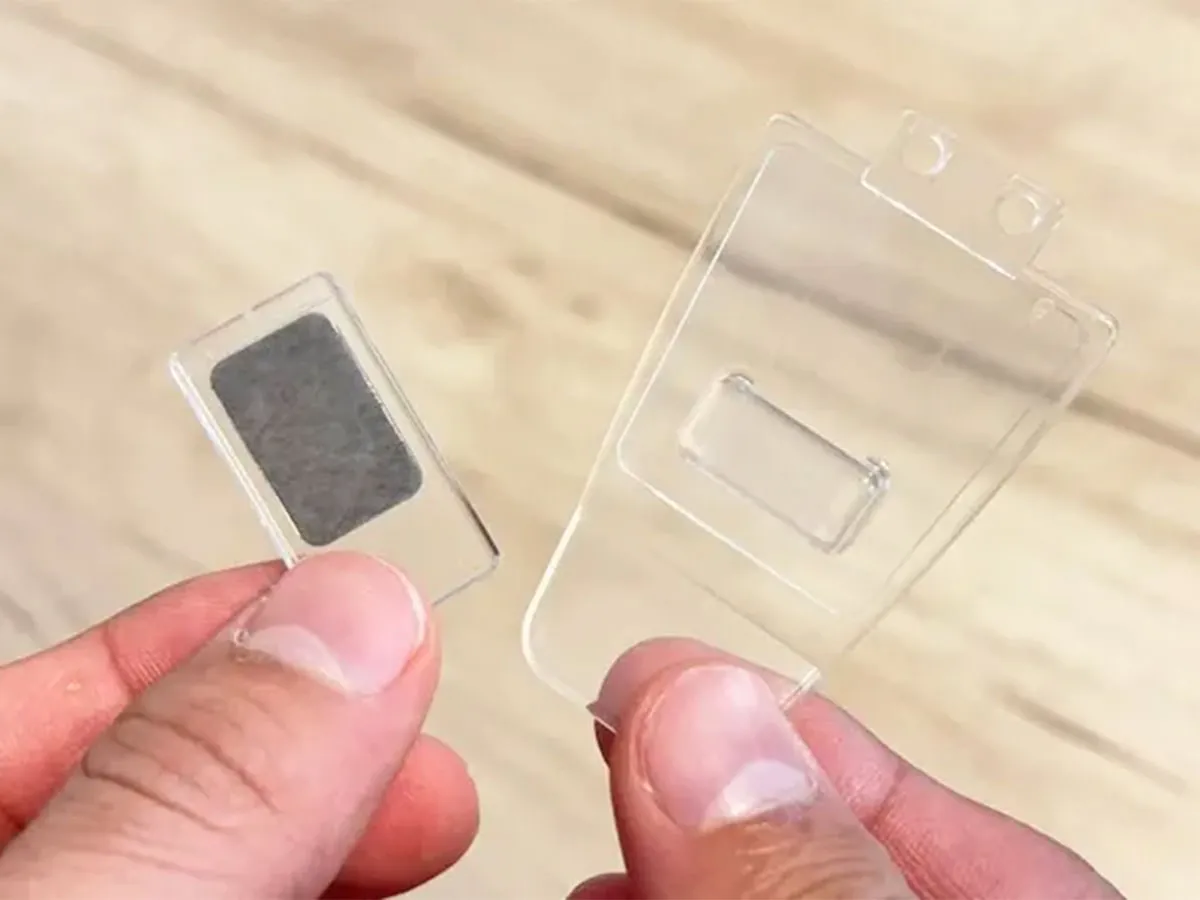 『くりぴたリモコンフック』を使う写真（撮影：キジカク）