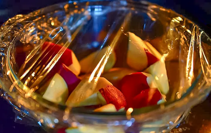 サツマイモを電子レンジで加熱する写真（撮影：小泉明代）