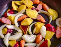 炒めている写真（撮影：小泉明代）