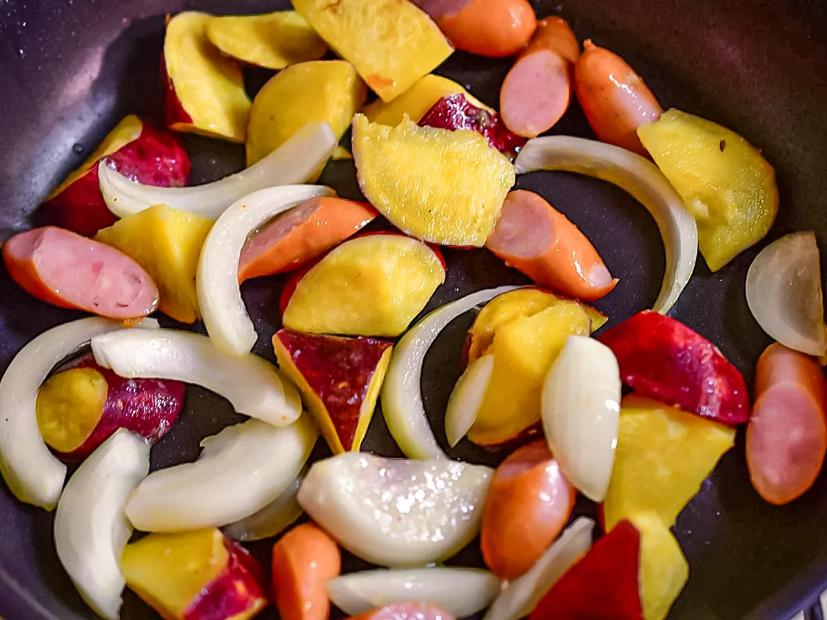 炒めている写真(撮影:小泉明代)