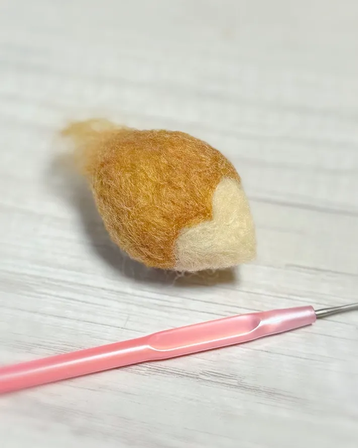 制作途中の羊毛フェルトの写真