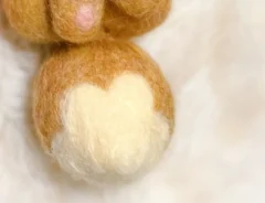 羊毛フェルトでイーブイを表現した作品の写真