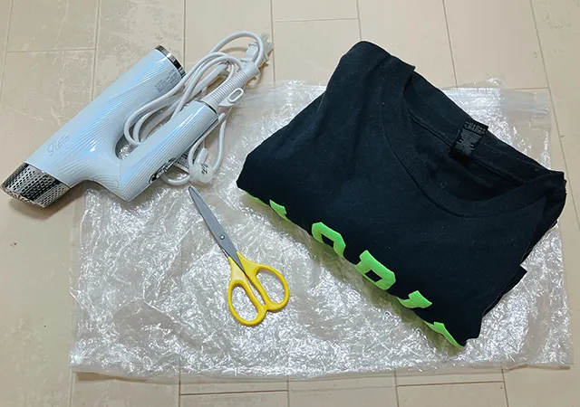 ドライヤー、ハサミ、圧縮袋、Tシャツ（撮影：grape編集部）