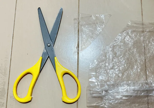 ハサミ、圧縮袋（撮影：grape編集部）