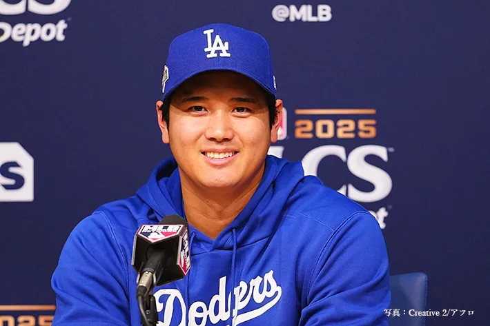 会見に出席する大谷翔平選手の写真