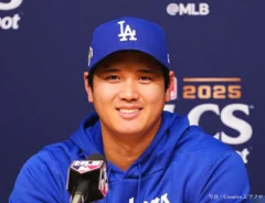 会見に出席する大谷翔平選手の写真