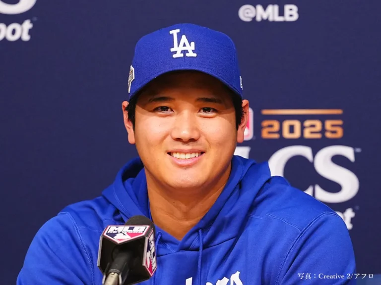 会見に出席する大谷翔平選手の写真