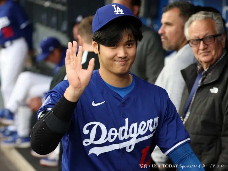 右手を掲げる大谷翔平選手の写真