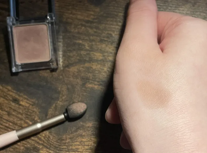 アイシャドウを塗った写真（撮影：grape編集部）