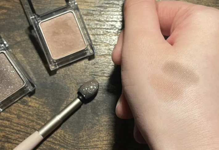 アイシャドウを塗った写真（撮影：grape編集部）