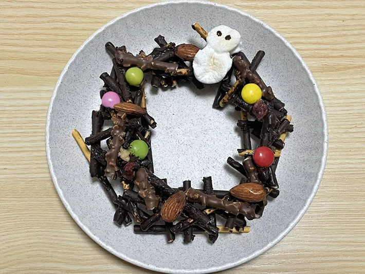 『ポッキー』で作ったリースの写真（撮影：grape編集部）