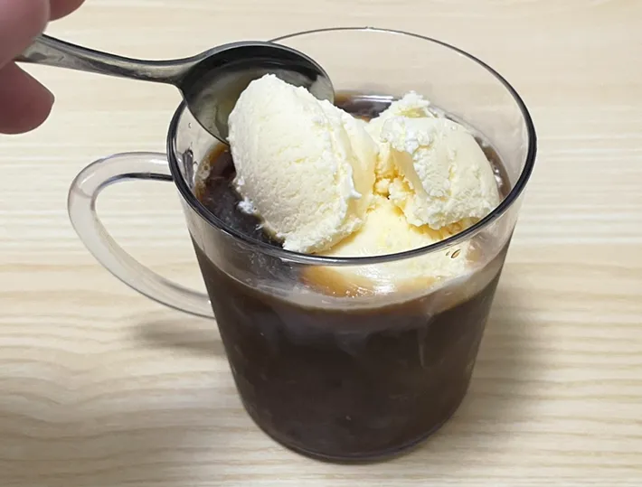 コーヒーにバニラアイスをのせる写真（撮影：grape編集部）
