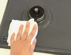 万能クリーナーで掃除するコンロの写真（撮影：grape編集部）