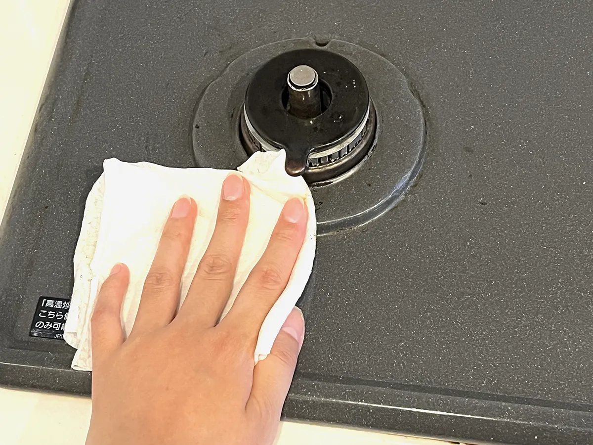 万能クリーナーで掃除するコンロの写真（撮影：grape編集部）