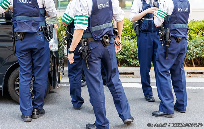 警察官の後姿の写真