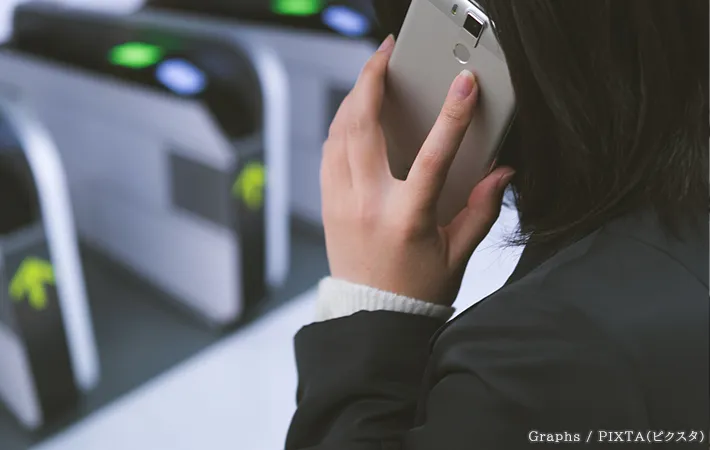 改札で通報する人の写真