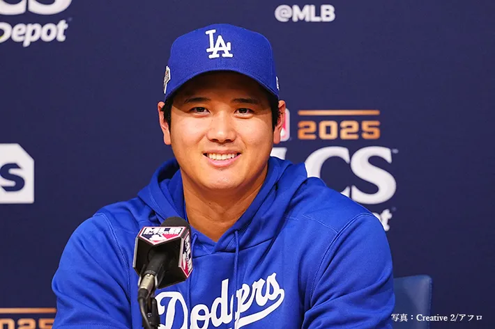 会見に出席する大谷翔平選手の写真