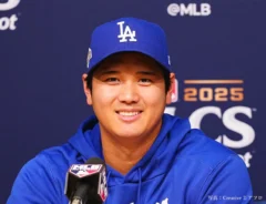 会見に出席する大谷翔平選手の写真