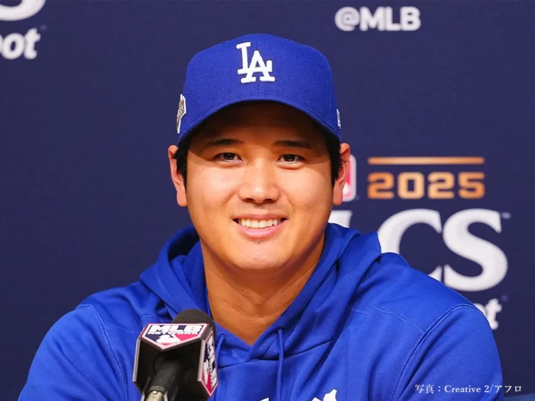 会見に出席する大谷翔平選手の写真