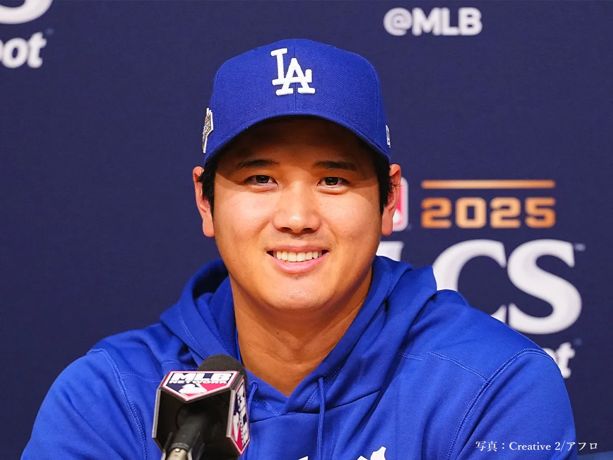 会見に出席する大谷翔平選手の写真