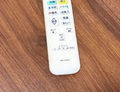 エアコンのリモコンの写真（撮影：grape編集部）