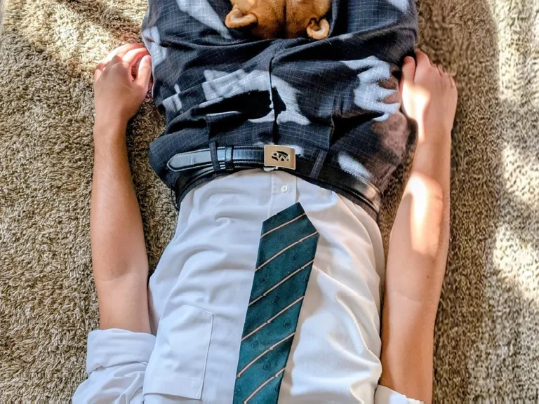 足の間に挟まる柴犬