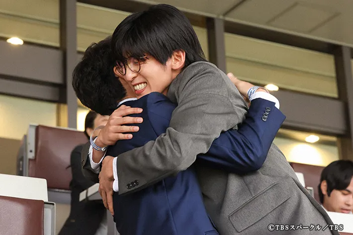 『ザ・ロイヤルファミリー』に出演する妻夫木聡さんと目黒蓮さんが写る場面写真