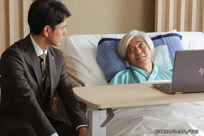 『ザ・ロイヤルファミリー』に出演する妻夫木聡さんと佐藤浩市さんが写る場面写真