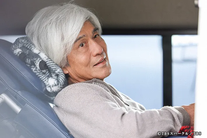 『ザ・ロイヤルファミリー』に出演する佐藤浩市さんが写る場面写真