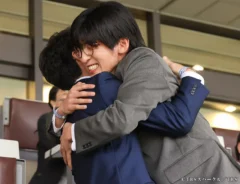 『ザ・ロイヤルファミリー』に出演する妻夫木聡さんと目黒蓮さんが写る場面写真