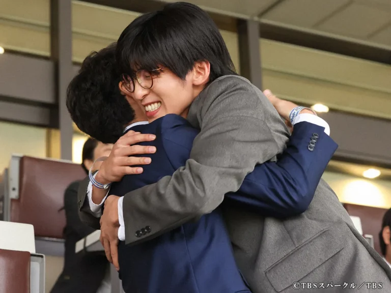 『ザ・ロイヤルファミリー』に出演する妻夫木聡さんと目黒蓮さんが写る場面写真