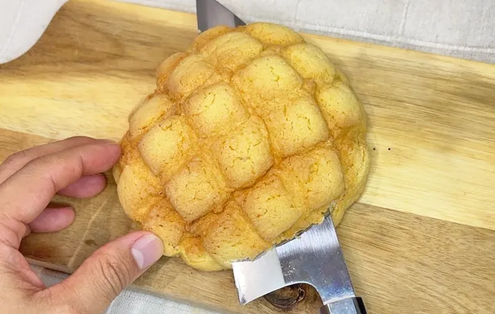 『焼きチーズメロンパン』を作る写真（撮影：キジカク）