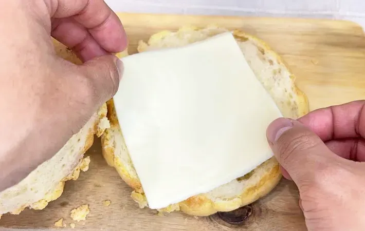 『焼きチーズメロンパン』を作る写真（撮影：キジカク）