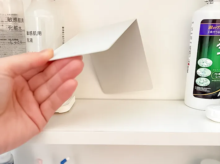 ブックエンドを浮かせる収納にする写真（撮影：Classy Life）