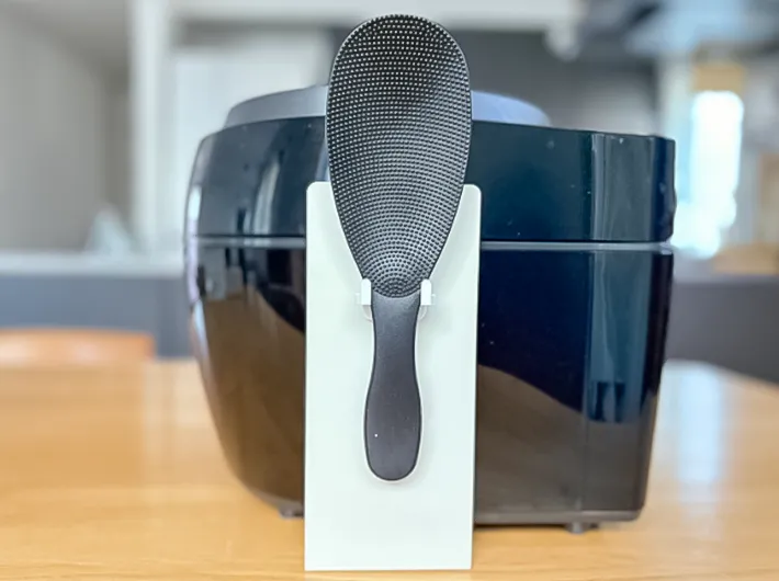 ブックエンドをしゃもじ置き場にした写真（撮影：Classy Life）