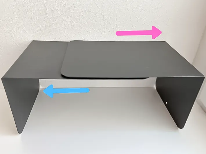 ブックエンドでコの字ラックを作る写真（撮影：Classy Life）