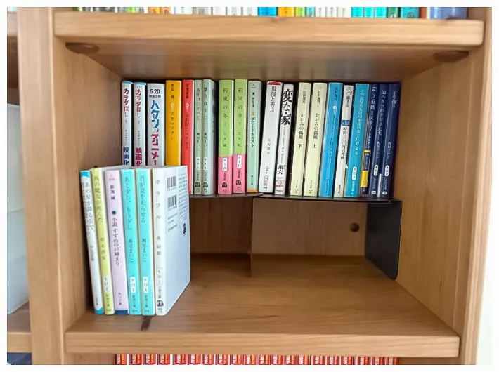 ブックエンドのコの字ラックを使う写真（撮影：Classy Life）