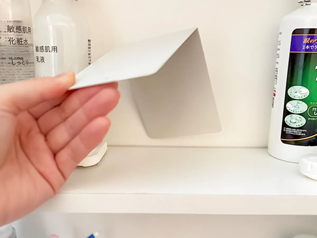 ブックスタンドを浮かせる収納にする写真（撮影：Classy Life）