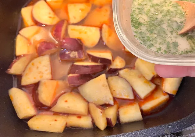 サツマイモと『麻婆豆腐の素』、とろみ液（撮影：grape編集部）